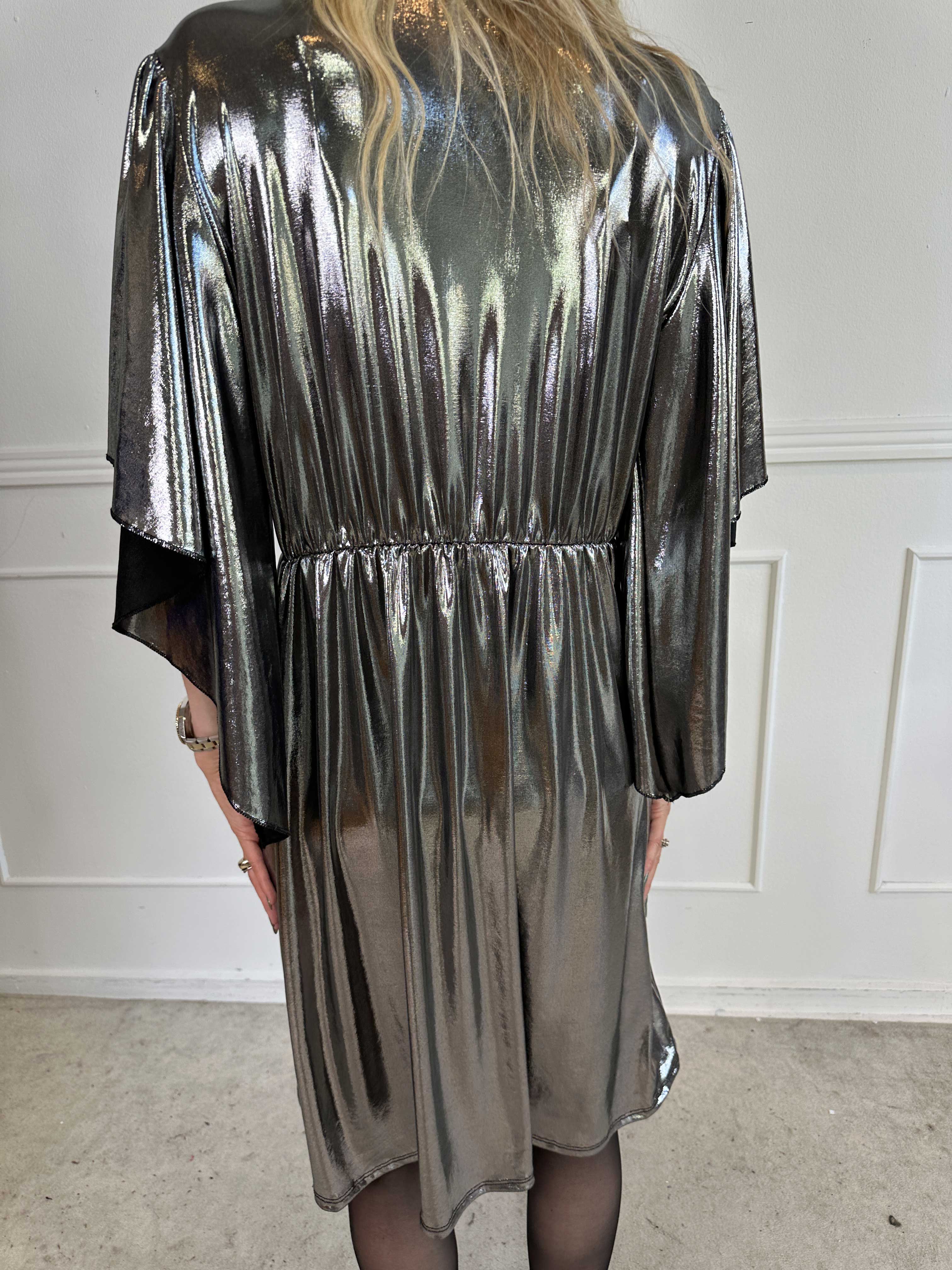 Safi - Elegant kjole shiny materiale med søde ærmer